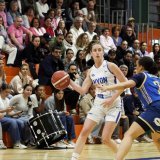 Laure Margot (avec le ballon) a inscrit le lancer-franc qui a envoyé Nyon en prolongation. KEYSTONE/SALVATORE DI NOLFI